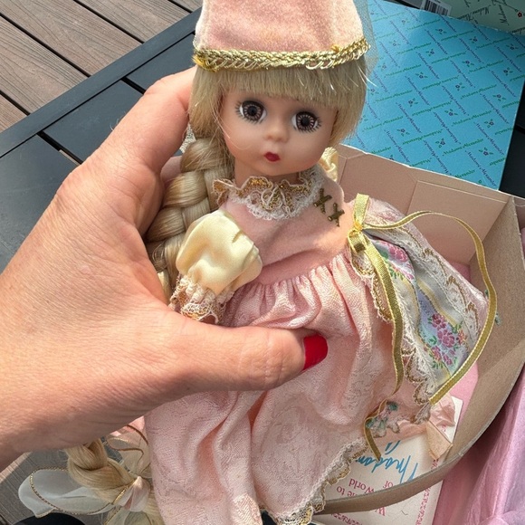 Madame Alexander Rapunzel Princess Doll in box - Picture 4 of 7